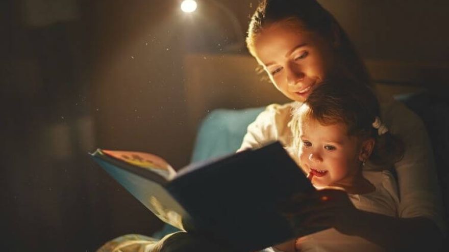 Pravidelné čítanie deťom  má viacero benefitov. 
